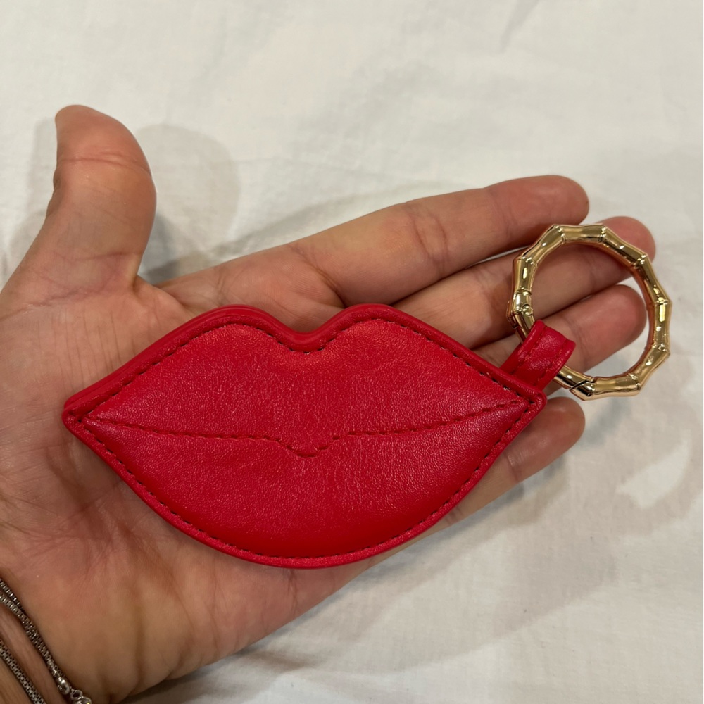 Red lip keychain, synthetic leather, with a bamboo-style gold metal clasp.💋♥️